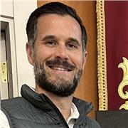 Trabajador del sector público, y actualmente cursando cuarto curso de ingeniería, se ofrece para dar clases online.